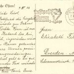 Kind mit Blume und Schlüssel