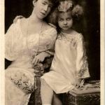SM la Reine Elisabeth et la Princesse Marie Jose