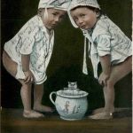 Kinder mit Nachttopf