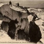 Chamonix - Traversee d une crevasse au Mont Blanc