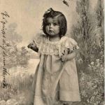 Kind mit Schmetterling