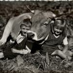Kinder mit Kuh