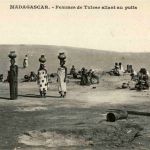 Femmes de Tulear allant au puits
