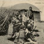 Lessouto - Le Soir devant la Hutte