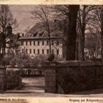 Neustadt-Orla , Eingang zur Kriegerehrung mit Schloss
