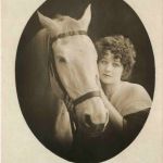 Frau mit Pferd