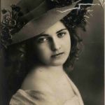 Frau mit Hut