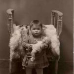 Kind mit Puppe - Doll