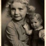 Kind mit Puppe - Doll