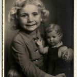 Kind mit Puppe - Doll