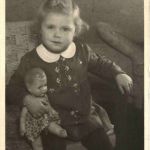 Kind mit Puppe - Doll