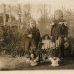Kind mit Puppe - Doll