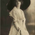 Frau mit Hut