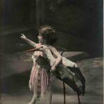 Kind mit Storch
