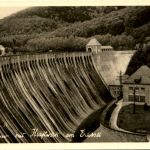 Sperrmauer mit Kraftwerk am Edersee