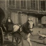 Noyon - Nonnette se rendant a la Cathedrale