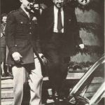 General Clay und Ernst Reuter vor dem Schöneberger Rathaus