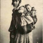 Algerien sonstige, Femme Kabyle portant son enfant