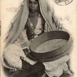 Algerien sonstige, Musicienne Kabyle avec son tam-tam