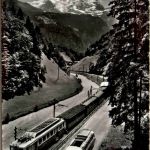Lauterbrunnental mit Zzug und Postbus