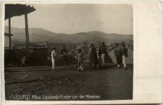 Vodovrat - Spielende Kinder vor der Moschee