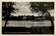 Romantischer Durchblickauf die Heiland-Kirche Sakrow