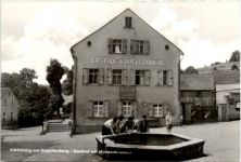 Schönberg am Kapellenberg, Gasthof mit Münzenbrunnen