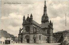 Sainte-Anne-dÀuray, la Basolique et la Place