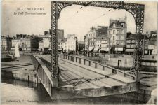 Cherbourg - Le Pont Tournant ouvrant