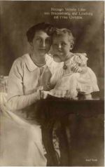 Herzogin Victoria Luise von Braunschweig und Lüneburg mit Prinz Christian