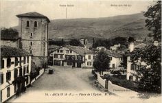 Ascain - Place de l Eglise