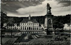 Bad Karlshafen das Denkmal des Gründers der Stadt mit Jagdschloss