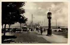 Seebad Ahlbeck, an der Seebrücke mit Normaluhr