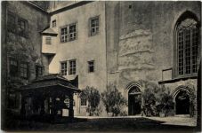 Rochsburg a. Mulde, Schlosshof mit dem alten Ziehbrunnen