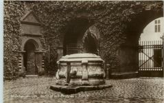 Mühlhausen - Ratshof mit Brunnen