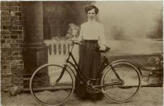 Frau mit Fahrrad