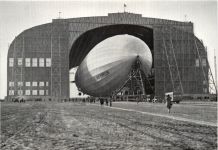 Graf Zeppelin fährt ein in die Halle von Lakehurst - REPRO