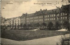 Neukölln - Herzbergplatz mit Schule
