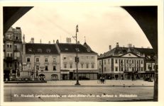 Wr. Neustadt, Laubendurchblick am Adolf-Hitler-Platz m. Rathaus u. Marie