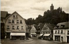 Berneck i. Fichtelgeb., Marktplatz, Blick z. Schlossberg