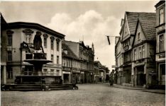 Güstrow, Strasse des Friedens mit Borwinbrunnen