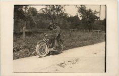 Mann auf Motorrad
