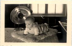 Baby mit Wärmelampe