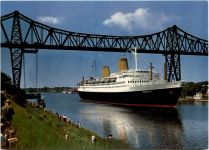 Rendsburg, MS Europa unter der Hochbrücke