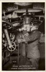 Offizier am Periskop im Unterseeboot