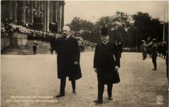 Reichspräsident von Hindenburg beim Abschreiten der Ehrenkompagnie