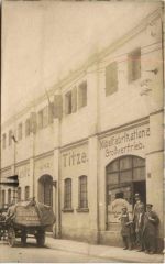Möbelfabrikation mit Breuereiwagen