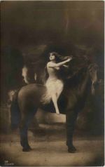 Frau mit Pferd