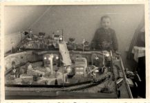 Glauchau - Kind mit Modelleisenbahn
