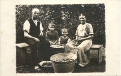 Familie schneidet Äpfel